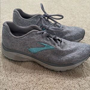 Brooks Gray Athletic Shoes with Mesh Upper
